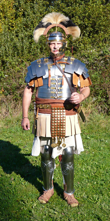 Centurion v plné zbroji s chocholem ze spolku Castra Romana.
