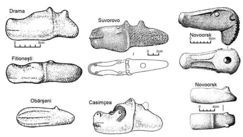 Příklady hlavic palcátů z leštěného kamene zpodobňující koňské hlavy z oblasti východní Evropy (Rumunsko, Bulharsko,) a pontsko-kaspických stepí, pochází zhruba z 5. až 4. tisíciletí př. n. l.