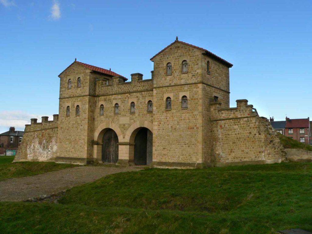 Zrekonstruovaná brána římské pevnosti Arbeia ve městě South Shields