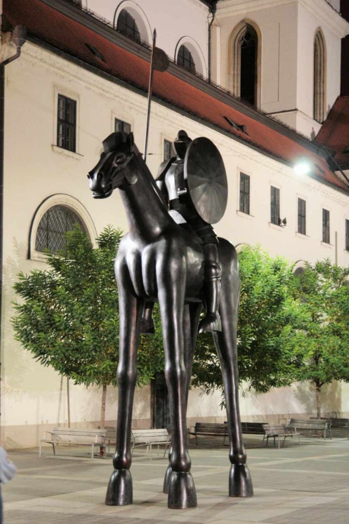 Moderní socha markraběte Jošta byla umístěna před brněnským kostelem sv. Tomáše roku 2015. Někomu připomíná žirafu, ale jinak je to generický středověký rytíř v moderním umění