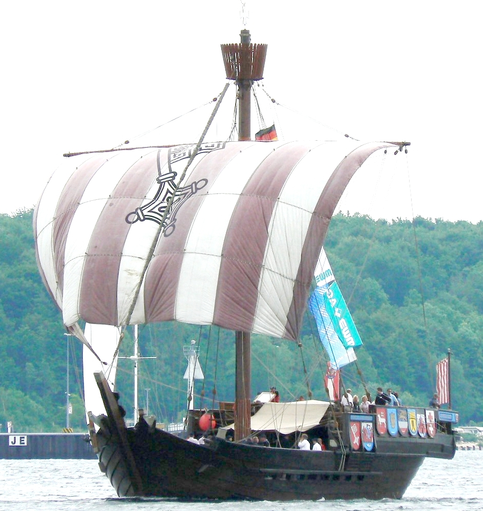 Rekonstrukce středověké obchodní kogy. Nákladní lodě narychlo upravené na provizorní válečná plavidla tvořila podstatnou část obou flotil