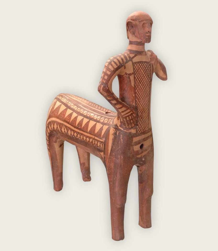 Keramická figurka tzv. kentaura z Lefkandi (osada na řeckém ostrově Euboia) datovaná cca do roku 1000 př. n. l. Snad by se mohlo jednat o nejranější zpodobnění bájného Cheiróna