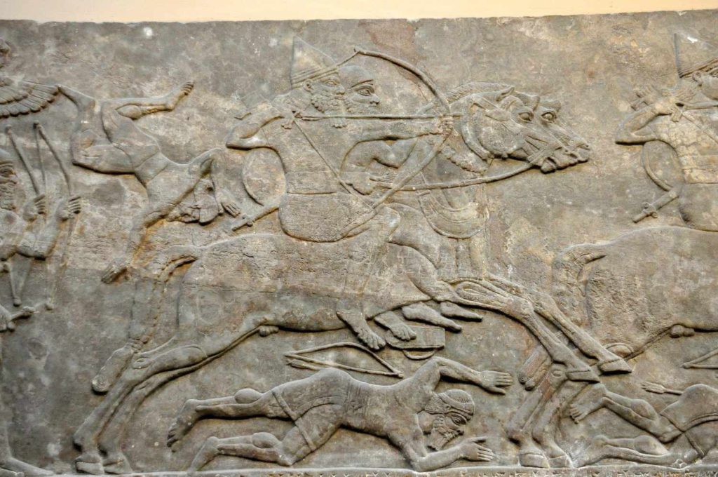 Zobrazení rané asyrské jízdy z doby vlády krále Ašurnasirpala II. (865–860 př. n. l.). Za povšimnutí stojí absence obuvi a jezdce v tandemu ovládající opratě svého střílejícího kolegy