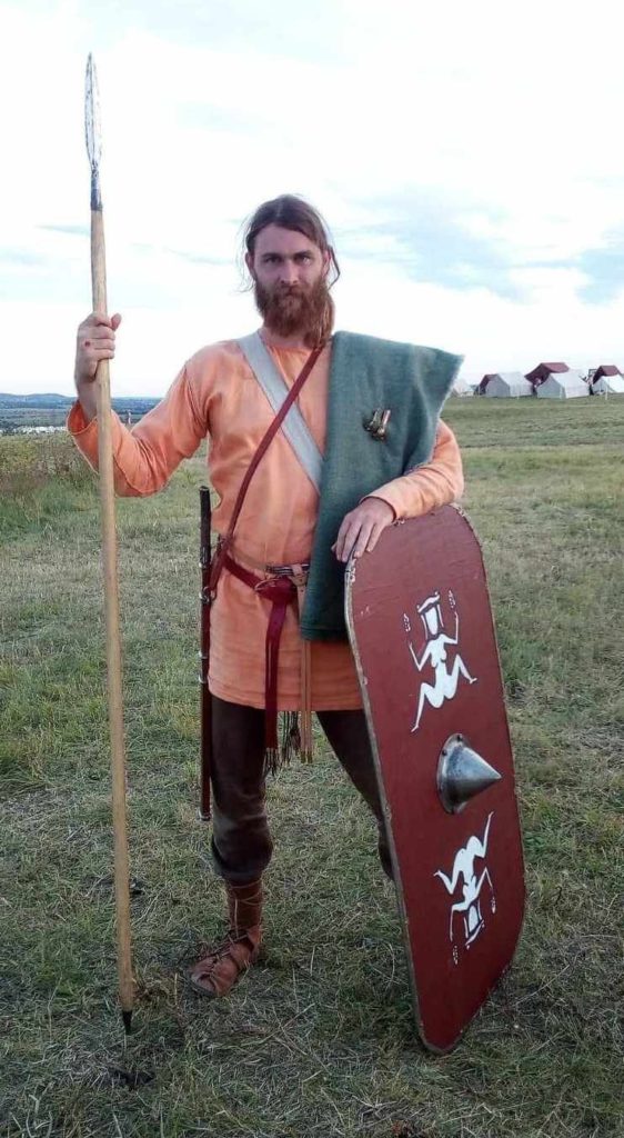 Germánský válečník se štítem a s kopím. Zdroj: Kmen Marsingů
