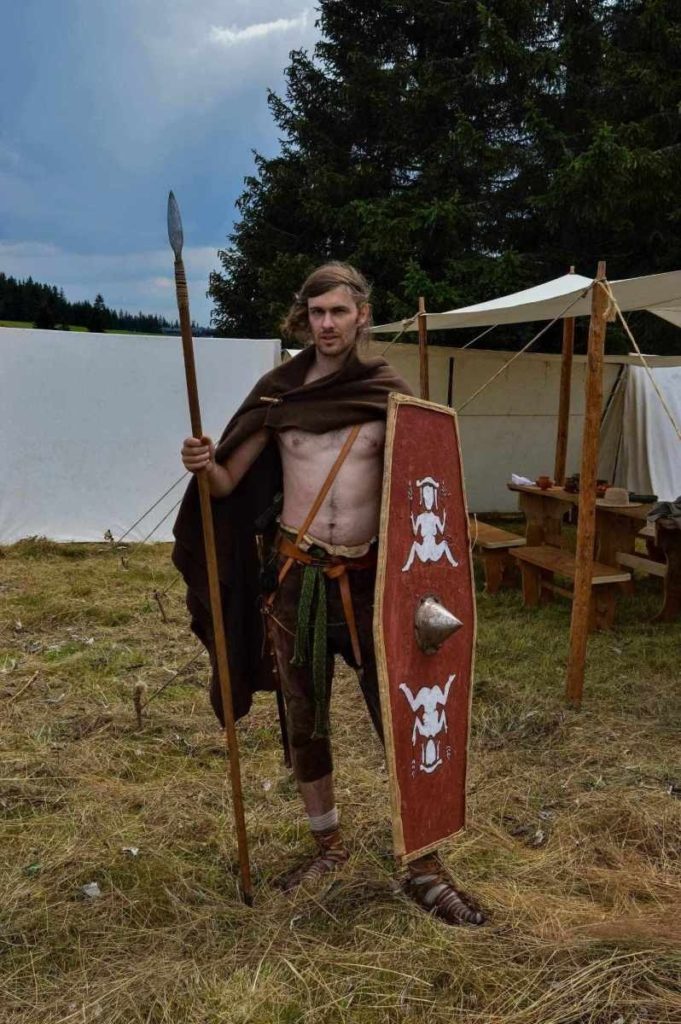 Germáni často bojovali do půl těla nazí nebo chránění pouze pláštěm. Zdroj: Kmen Marsingů