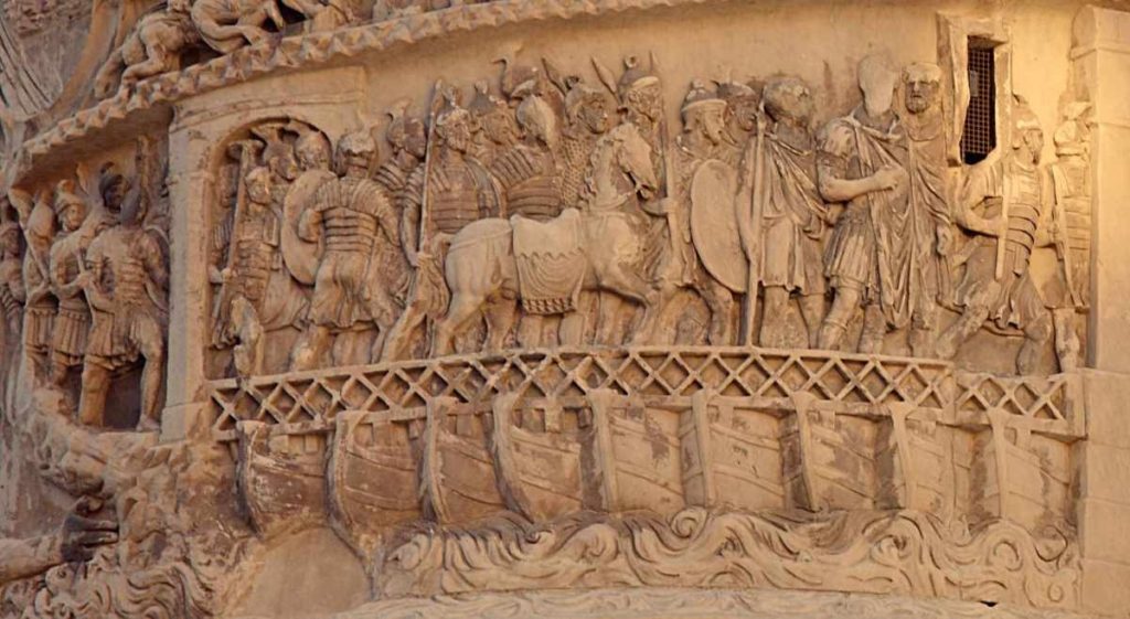 Římské vojsko přecházející řeku po pontonovém mostě sestaveném z lodí na sloupu Marka Aurelia v Římě