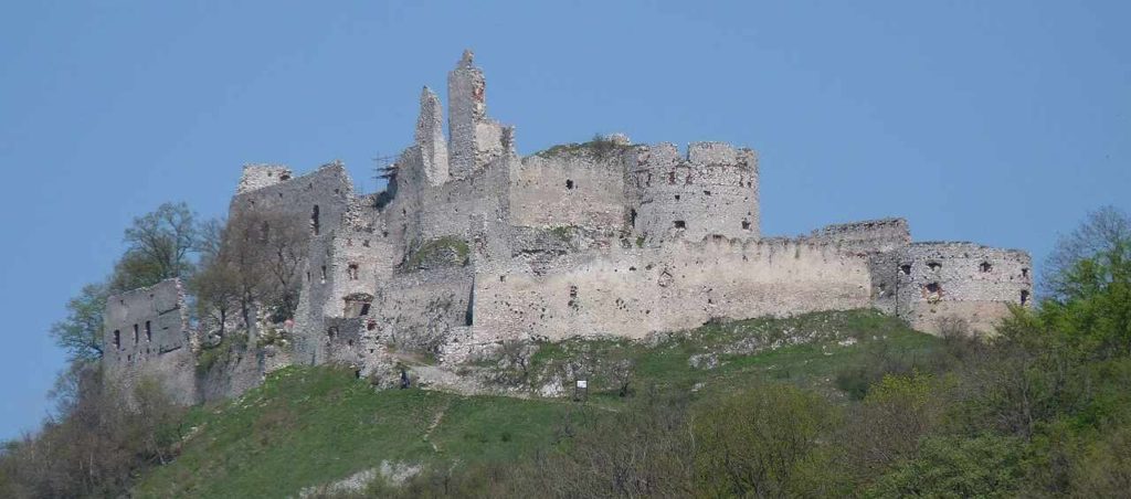 Zřícenina Plaveckého hradu na bývalém panství Matúše Čáka