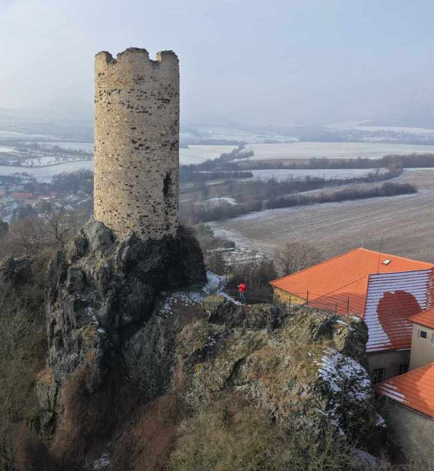 Foto 3 - Pohled od východu na věž hradu a skalní plošinu, na které stával palác (foto M. Benda)