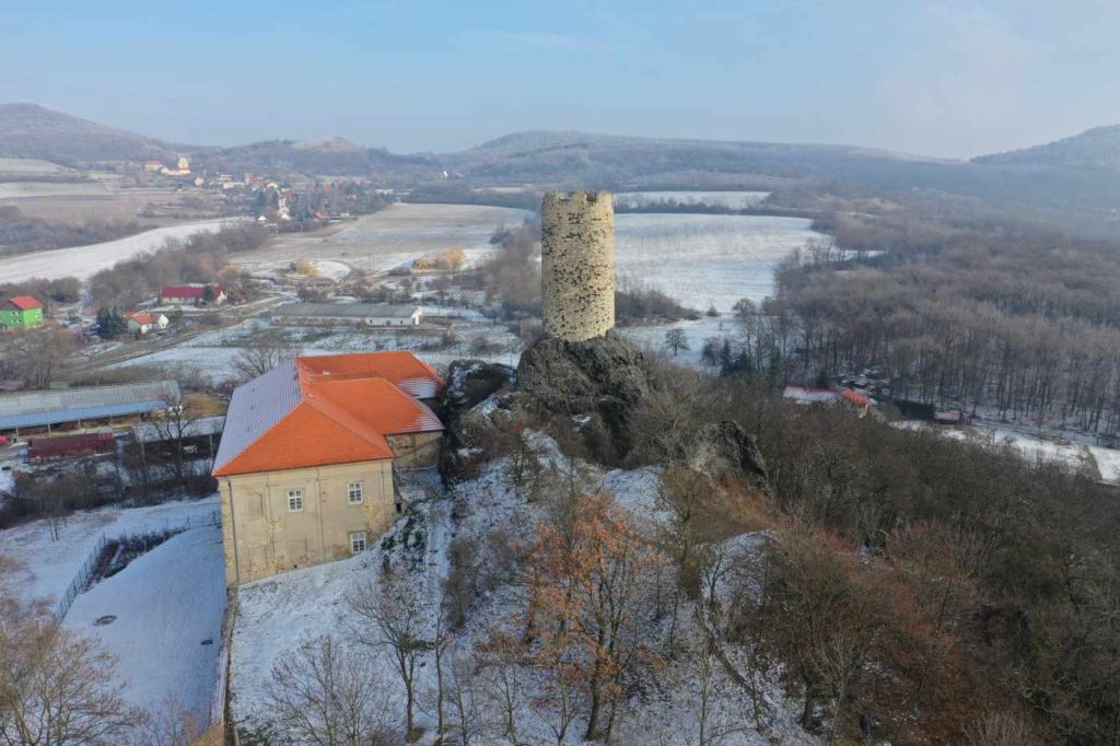 Foto 2 - Pohled na relikty hradu Skalka a budovu zámku od jihovýchodu (foto M. Benda)