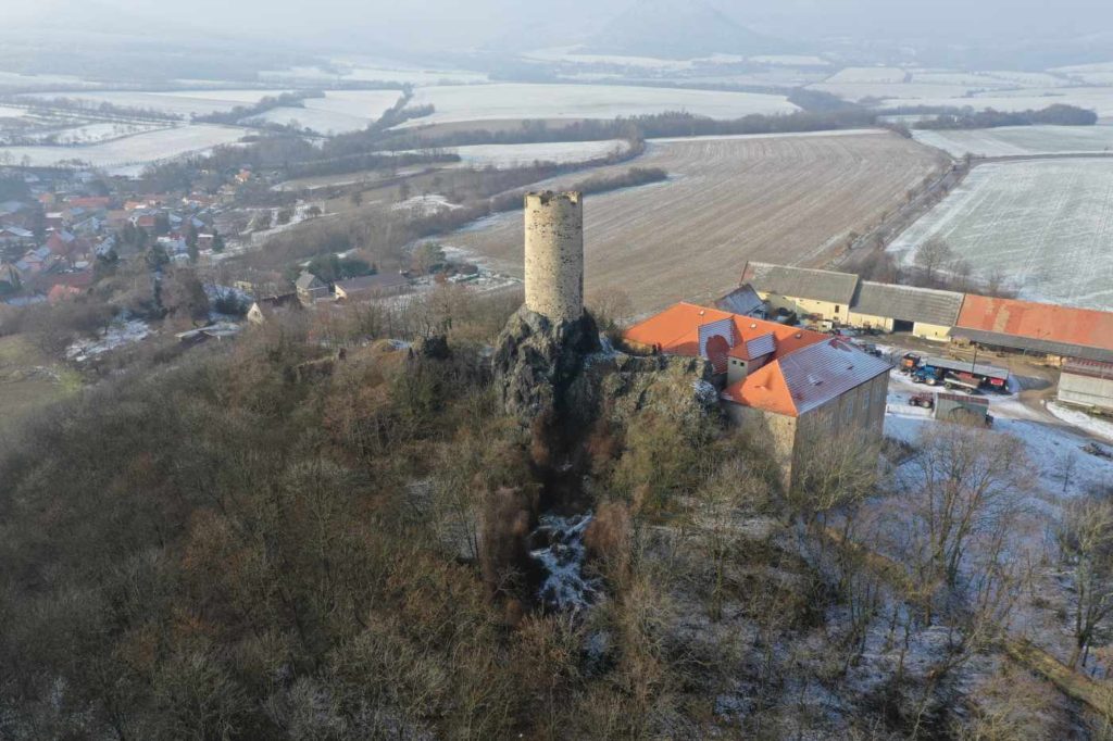 Foto 1 – Pohled na relikty hradu Skalka a budovu zámku od západu (foto M. Benda)