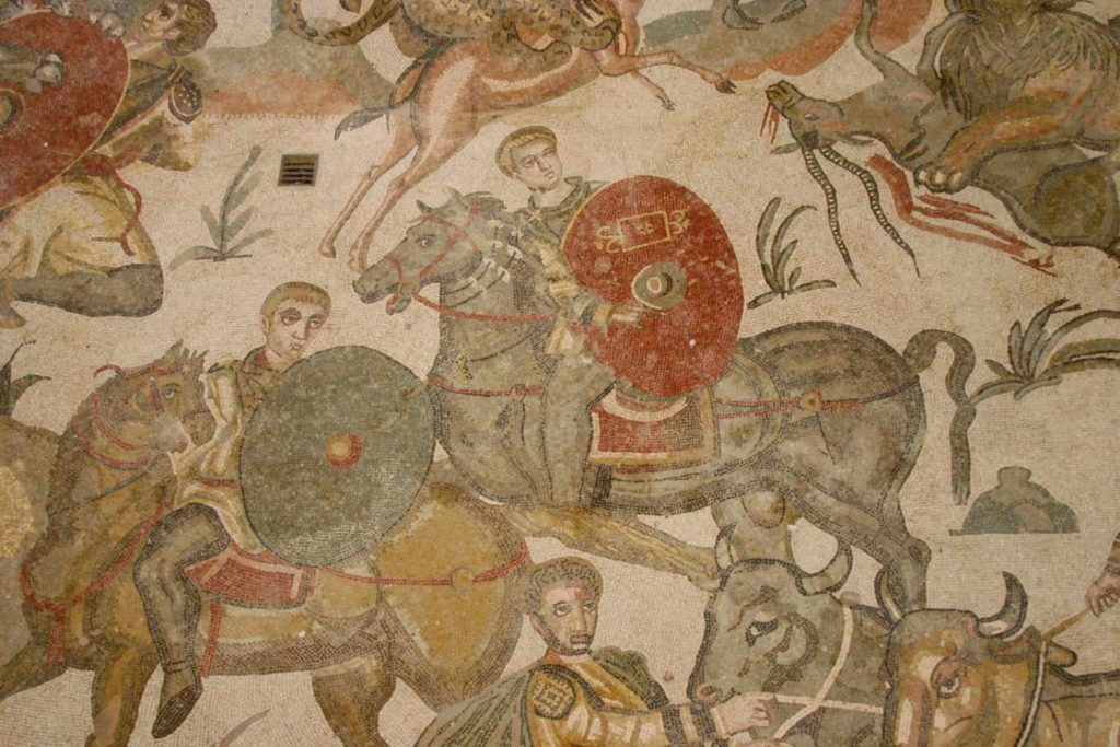 Římská pozdně antická mozaika zachycující římského lehkého jezdce, cca 4. století n. l.