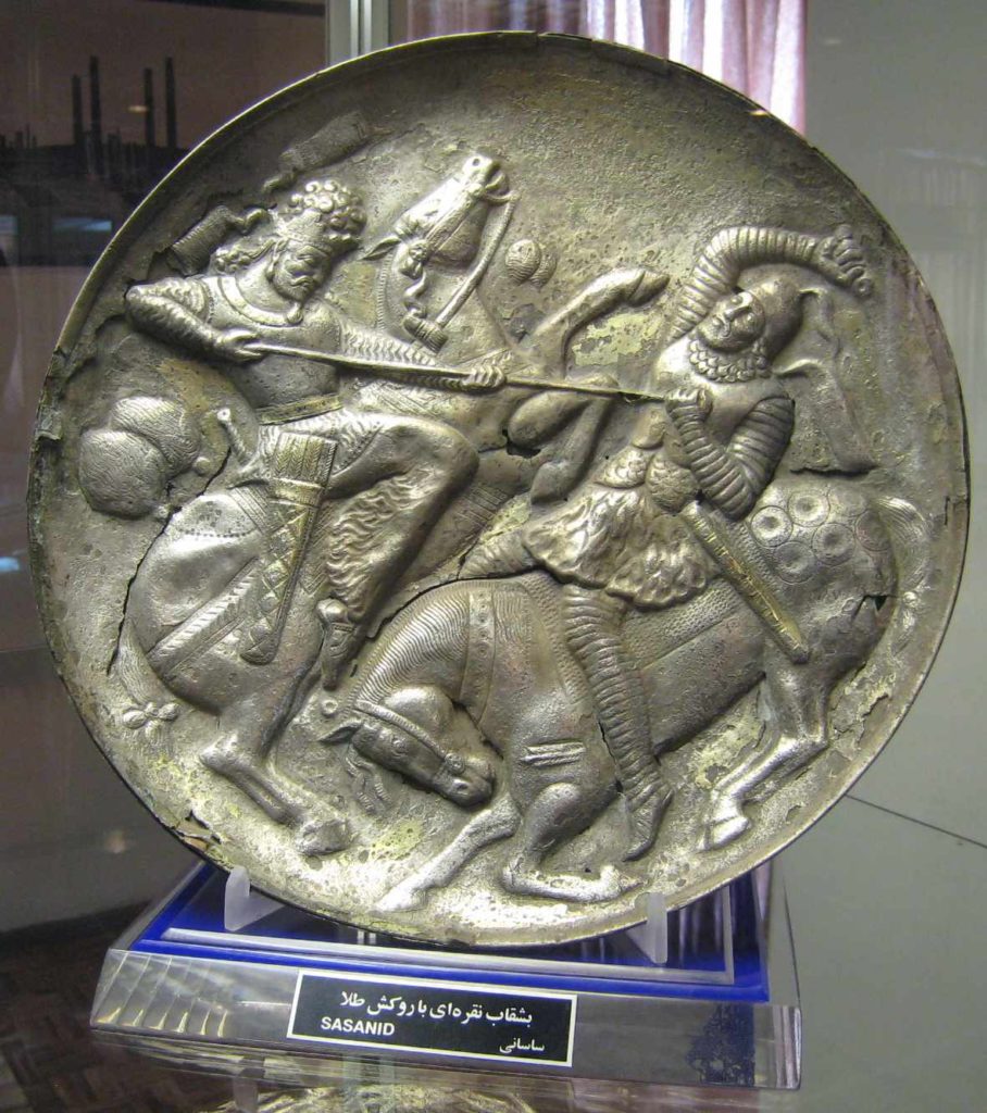 Sasánovský stříbrný talíř ozdobený vyobrazením souboje dvou jezdců
