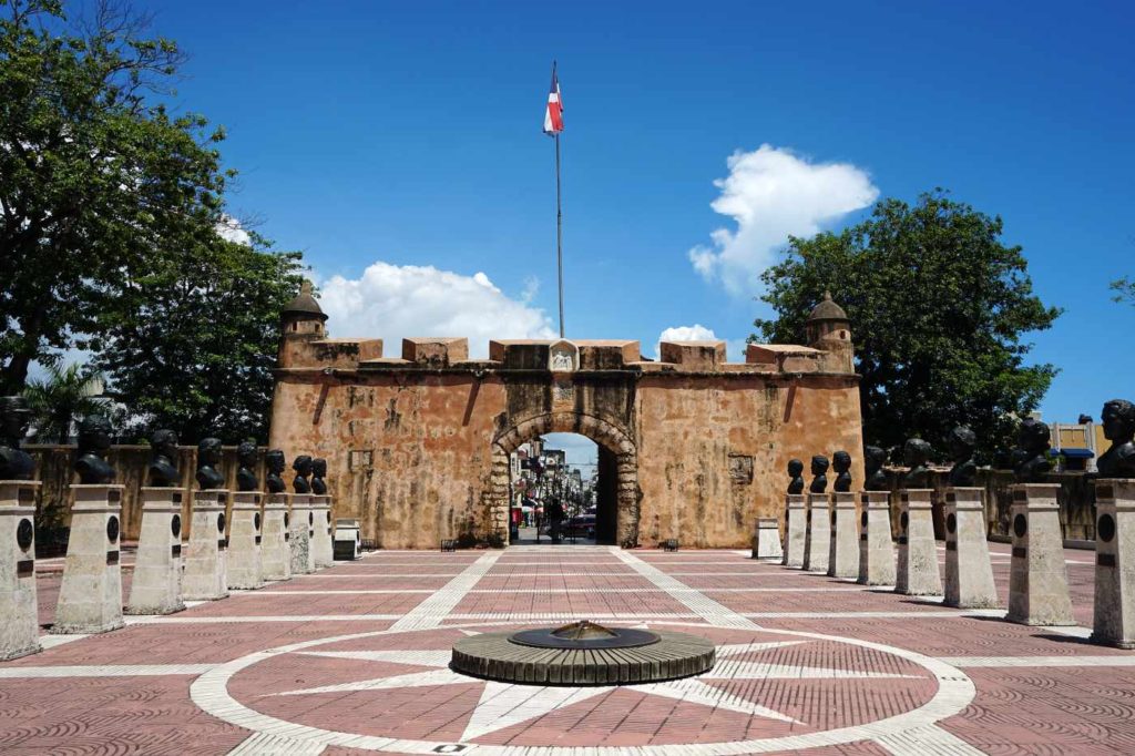 Hlavní vchod do opevněného města Santo Domingo byl na počest vítězství španělského guvernéra, hraběte Bernardina Penalva pojmenován Puerta del Conde (Hraběcí brána)