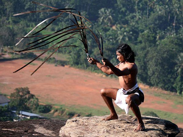 Indický bič s mečovou rukojetí při tréninku