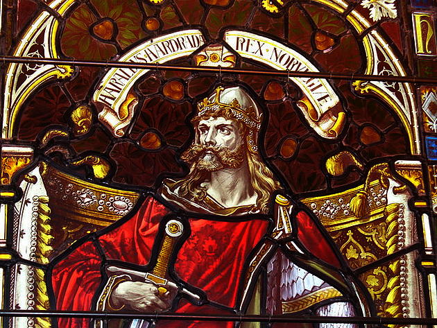 Král Harald Hardrada na vitráži okna katedrály v Kirkwallu